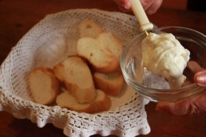 Aioli als Vorspeise aufs Brot