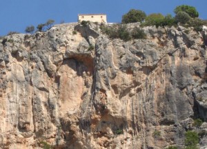 Die steilen Berge bei Alaro im Norden Mallorcas